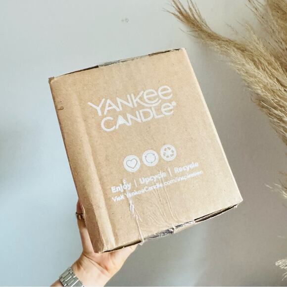 NEW YANKEE CANDLE Large Clear Glass Jar Lid Vessel Vanilla Cupcake White Wax - Picture 7 of 11